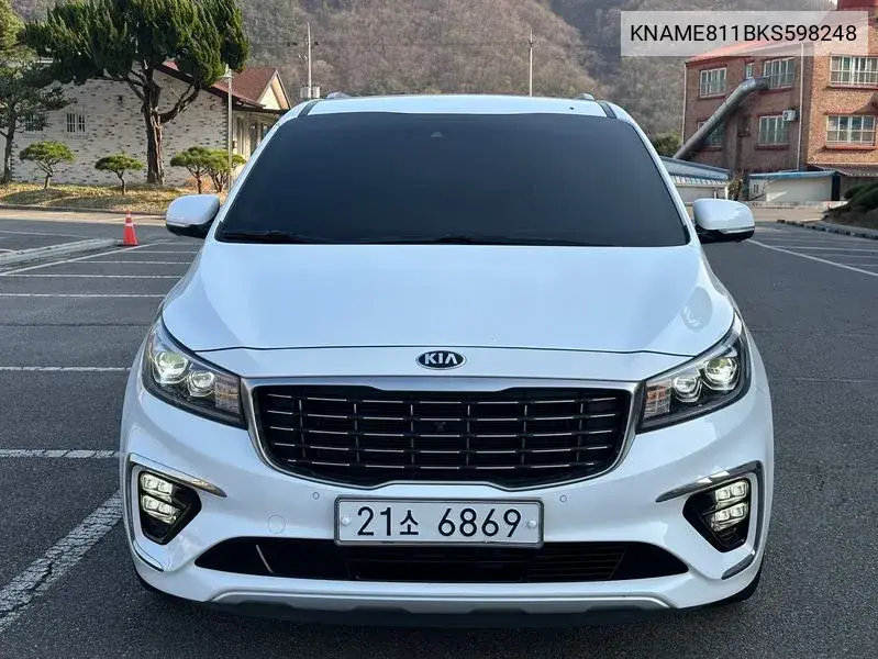 The New Carnival Gasoline 9 -Seater Noblesse Special VIN: KNAME811BKS598248 Lot: 39646895