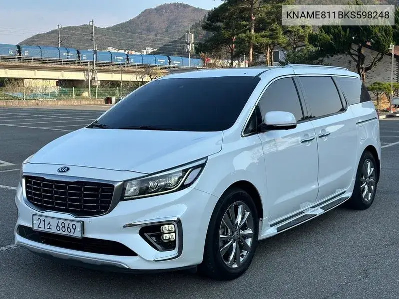 The New Carnival Gasoline 9 -Seater Noblesse Special VIN: KNAME811BKS598248 Lot: 39646895