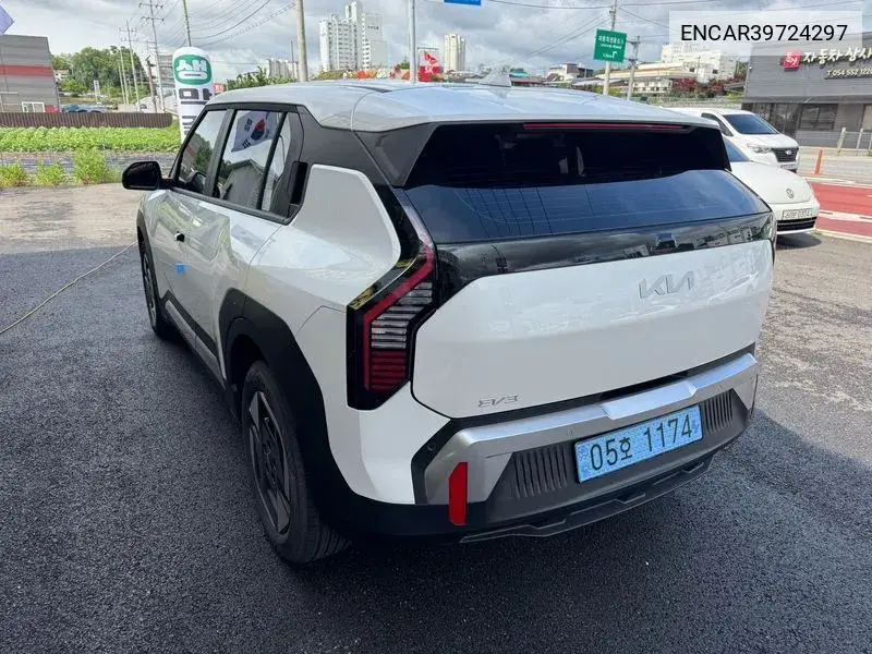 Ev3 Long Range 2Wd Air VIN: ENCAR39724297 Lot: 39724297