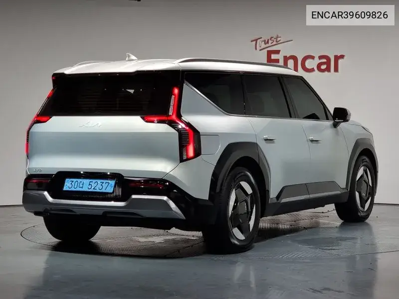 Ev9 Long Range Earth VIN: ENCAR39609826 Lot: 39609826