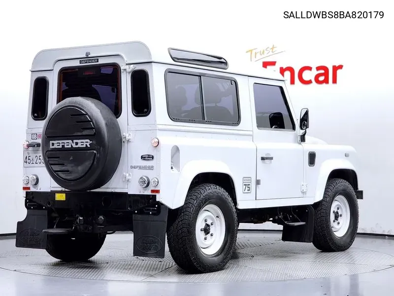 Defender 90 VIN: SALLDWBS8BA820179 Lot: 38570447