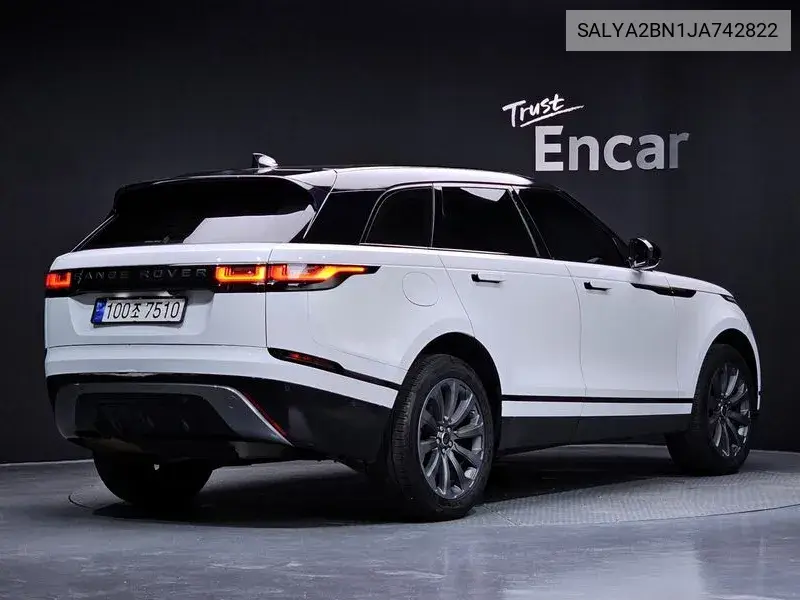 Range Rover Velar 2.0 D240 R-Dynamic Se VIN: SALYA2BN1JA742822 Lot: 40020990