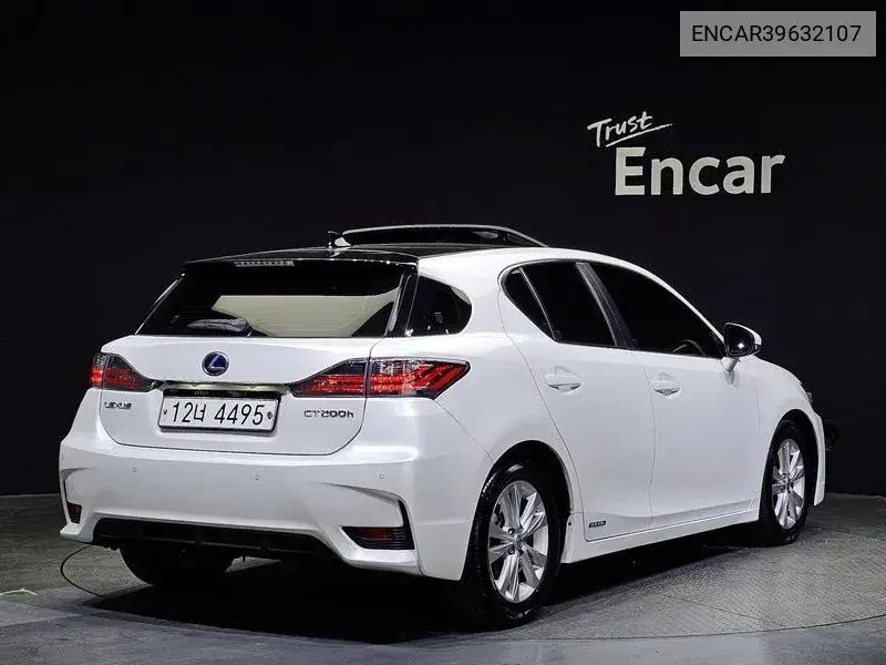 Ct200H 1.8 Supreme Zwa10 VIN: ENCAR39632107 Lot: 39632107