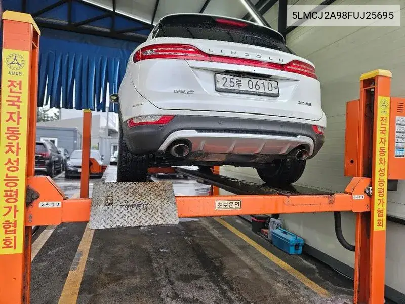 Mkc 2.0 Awd VIN: 5LMCJ2A98FUJ25695 Lot: 40117963