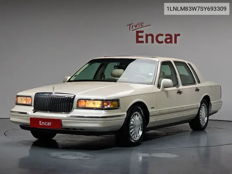 Town Car 4.6L V8 VIN: 1LNLM83W7SY693309 Lot: 39637249