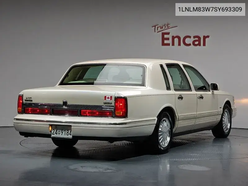 Town Car 4.6L V8 VIN: 1LNLM83W7SY693309 Lot: 39637249