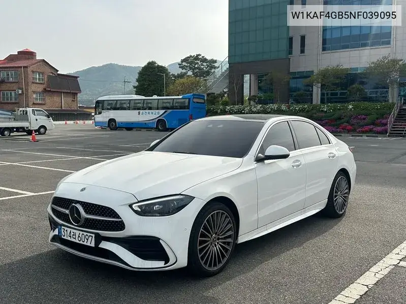 C-Class W206 C300 Amg Line VIN: W1KAF4GB5NF039095 Lot: 39550556