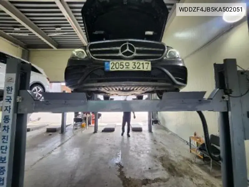 E-Class W213 E300 Amg Line VIN: WDDZF4JB5KA502051 Lot: 39981916