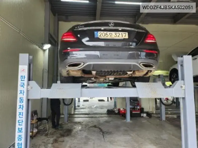 E-Class W213 E300 Amg Line VIN: WDDZF4JB5KA502051 Lot: 39981916