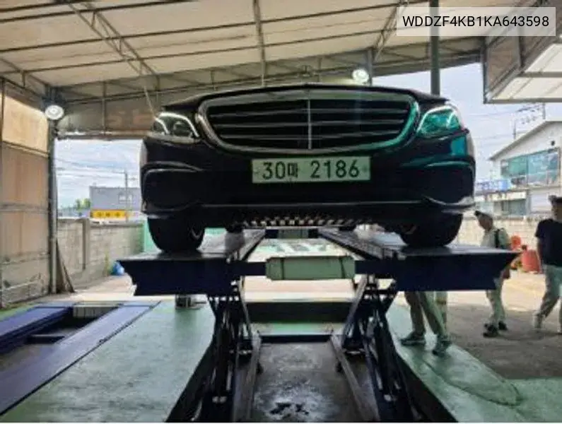 E-Class W213 E300 4Matic Exclusive VIN: WDDZF4KB1KA643598 Lot: 39990912