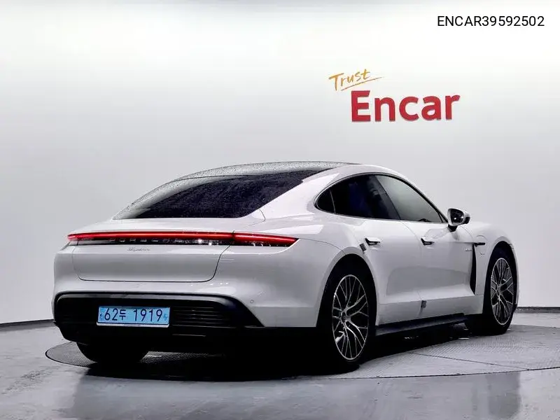 Tycan Base VIN: ENCAR39592502 Lot: 39592502