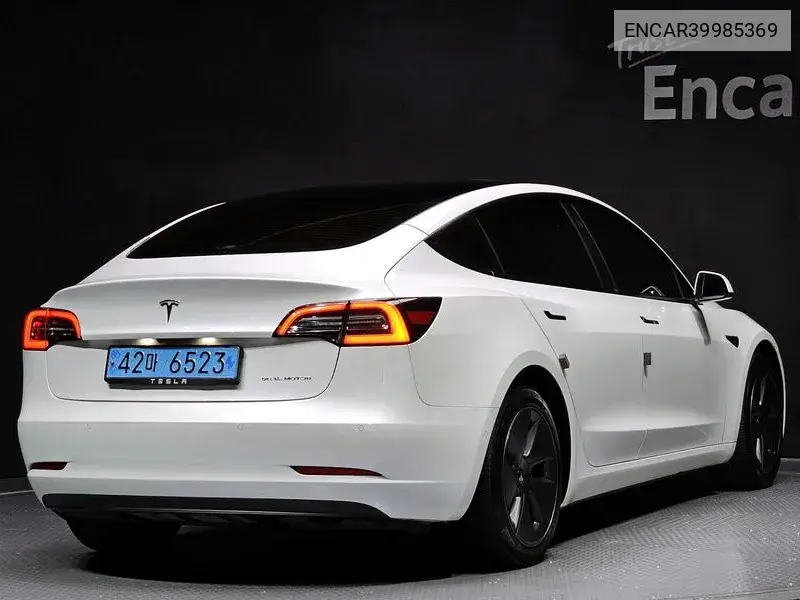 Model 3 Long Range VIN: ENCAR39985369 Lot: 39985369