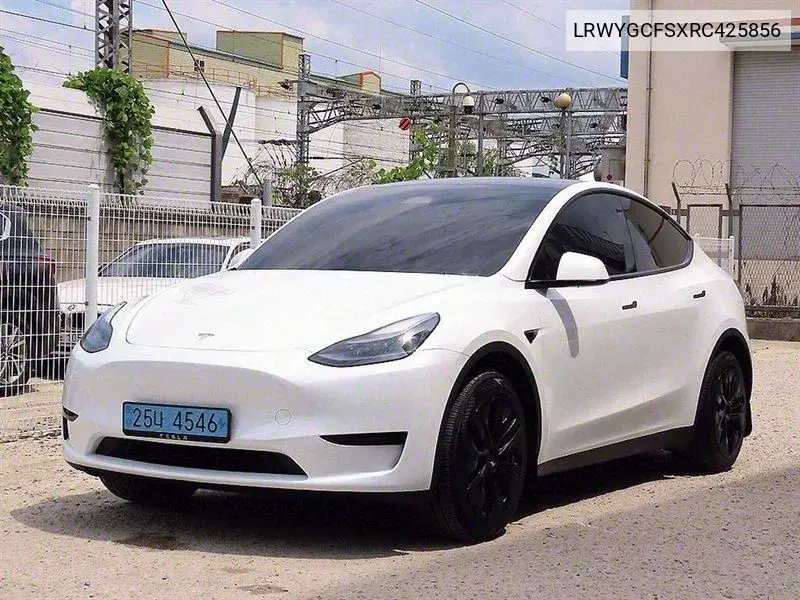 Model Y Rwd VIN: LRWYGCFSXRC425856 Lot: 39978430