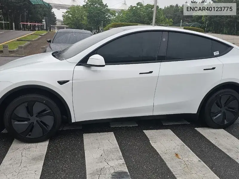 Model Y Rwd VIN: ENCAR40123775 Lot: 40123775