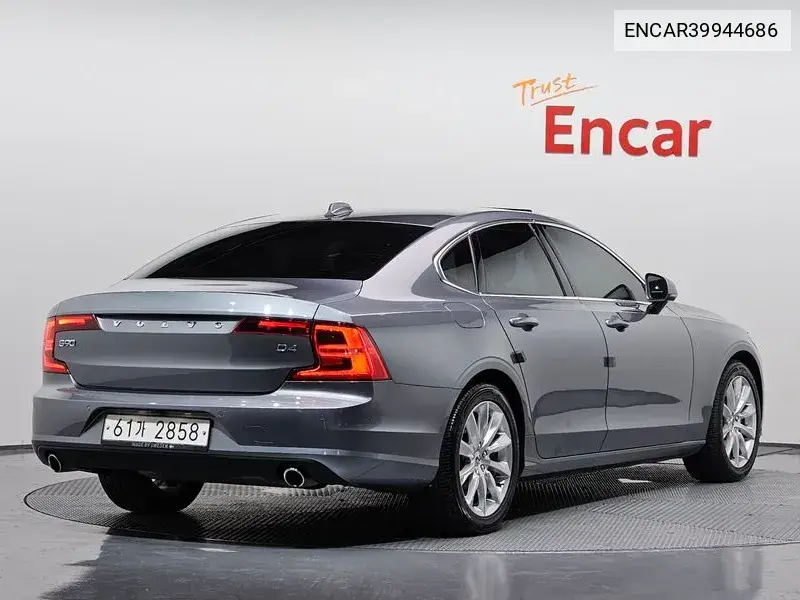 S90 D4 Momentum VIN: ENCAR39944686 Lot: 39944686