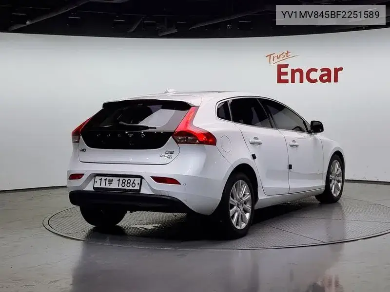 V40 D2 2Nd Generation VIN: YV1MV845BF2251589 Lot: 40044159