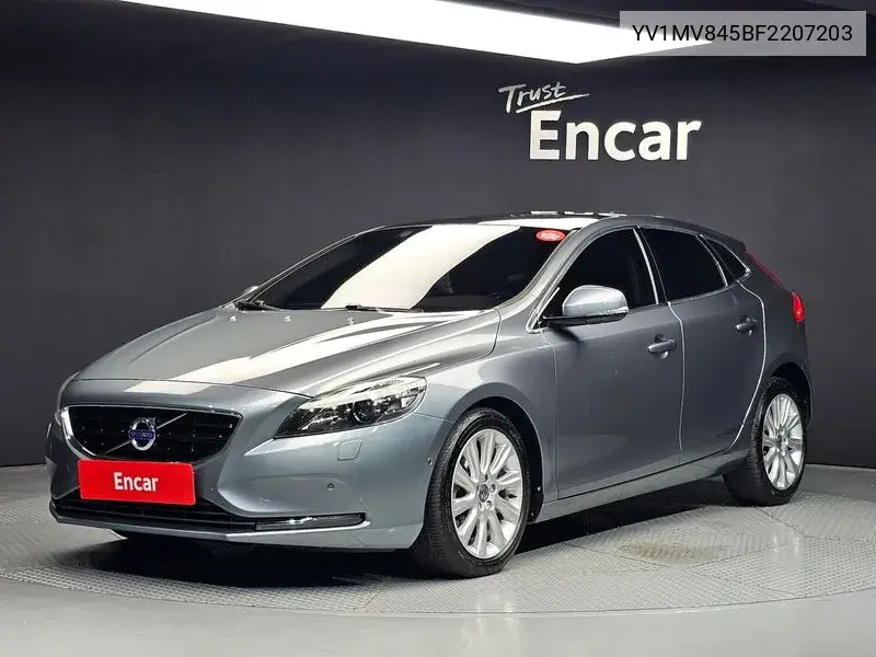 V40 D2 2Nd Generation VIN: YV1MV845BF2207203 Lot: 40101365