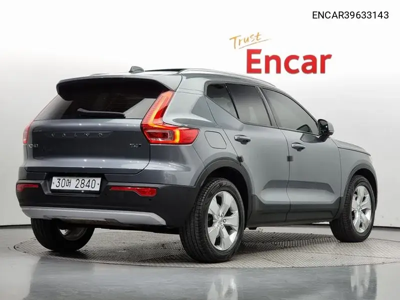Xc40 T4 Momentum VIN: ENCAR39633143 Lot: 39633143