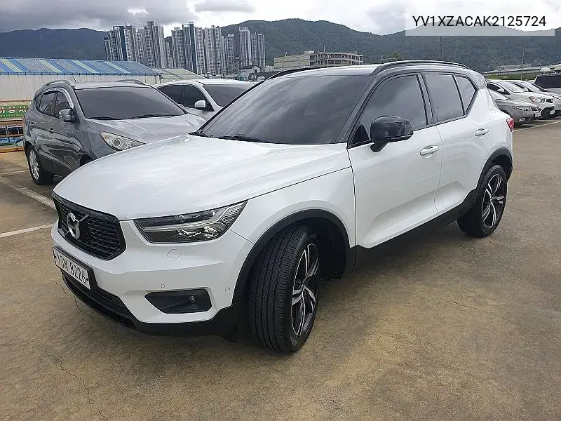 Xc40 T4 R-Design VIN: YV1XZACAK2125724 Lot: 39880859