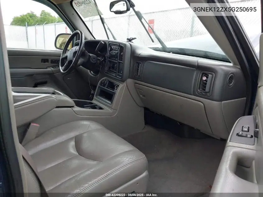 2005 Chevrolet Avalanche 1500 Z71 VIN: 3GNEK12ZX5G250695 Lot: 42209223