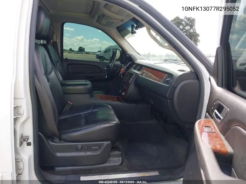 2007 Chevrolet Tahoe Ltz VIN: 1GNFK13077R295052 Lot: 42245109