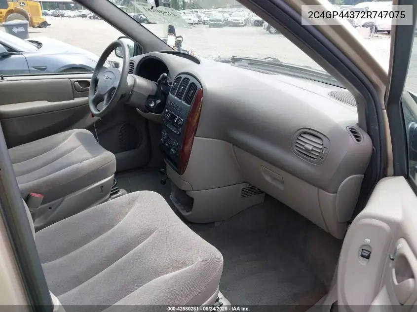 2002 Chrysler Town & Country Lx VIN: 2C4GP44372R747075 Lot: 42580281