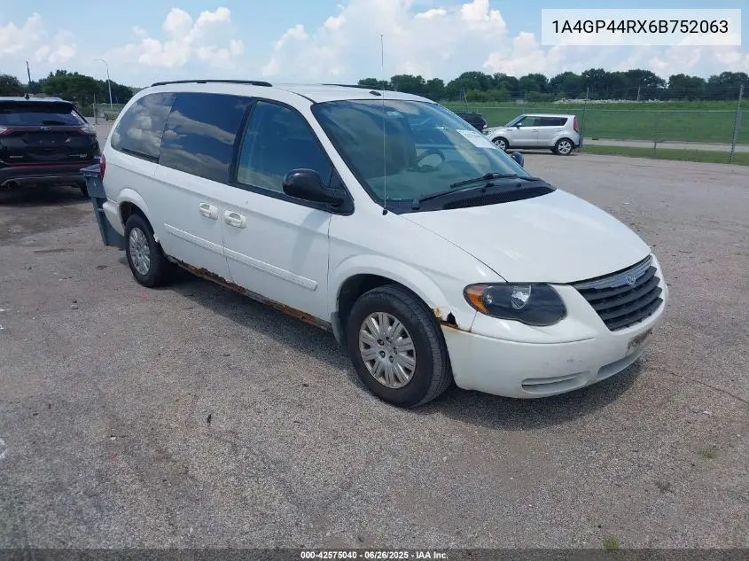 2006 Chrysler Town & Country Lx VIN: 1A4GP44RX6B752063 Lot: 42575040