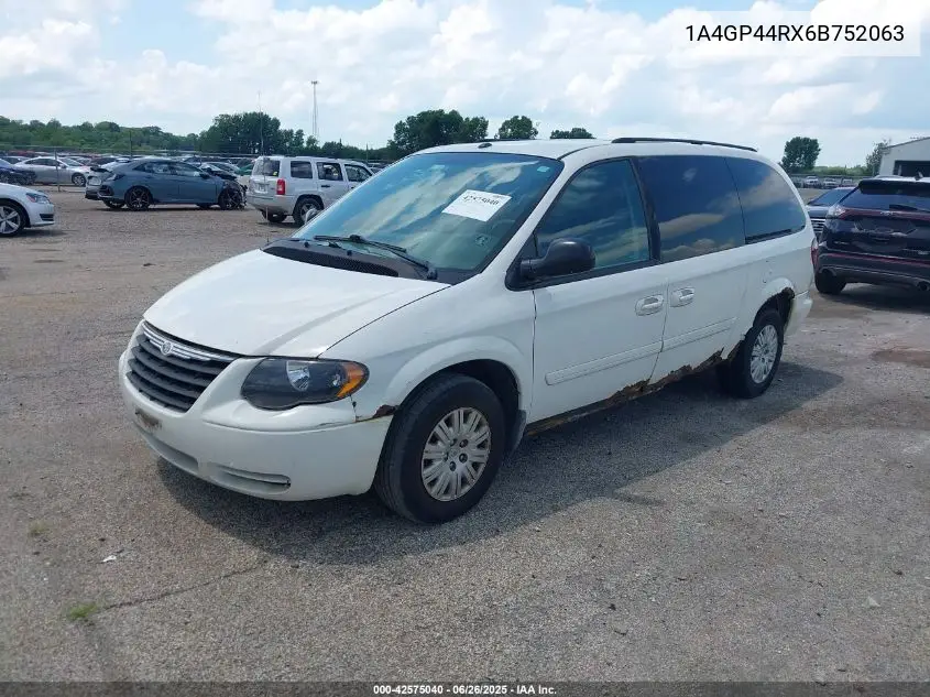 2006 Chrysler Town & Country Lx VIN: 1A4GP44RX6B752063 Lot: 42575040