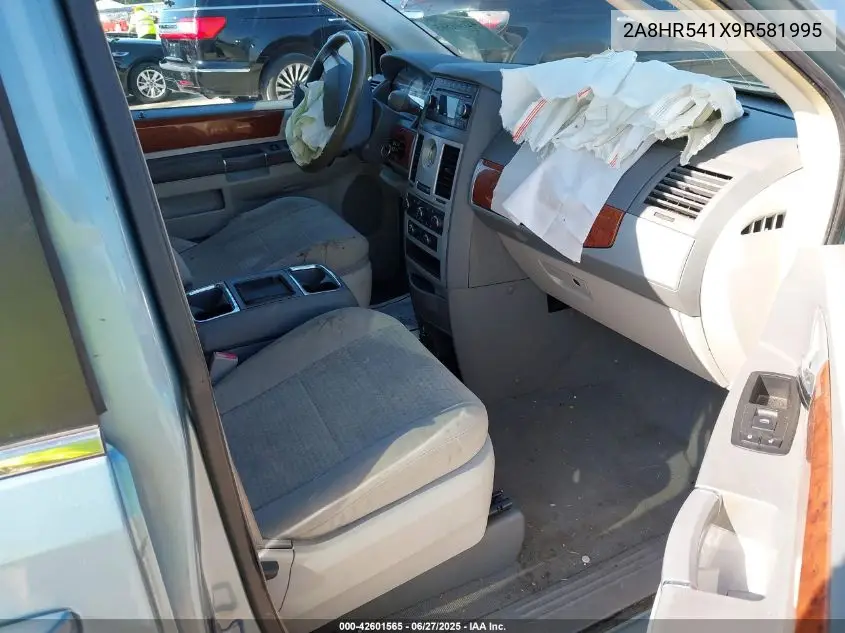2009 Chrysler Town & Country Touring VIN: 2A8HR541X9R581995 Lot: 42601565