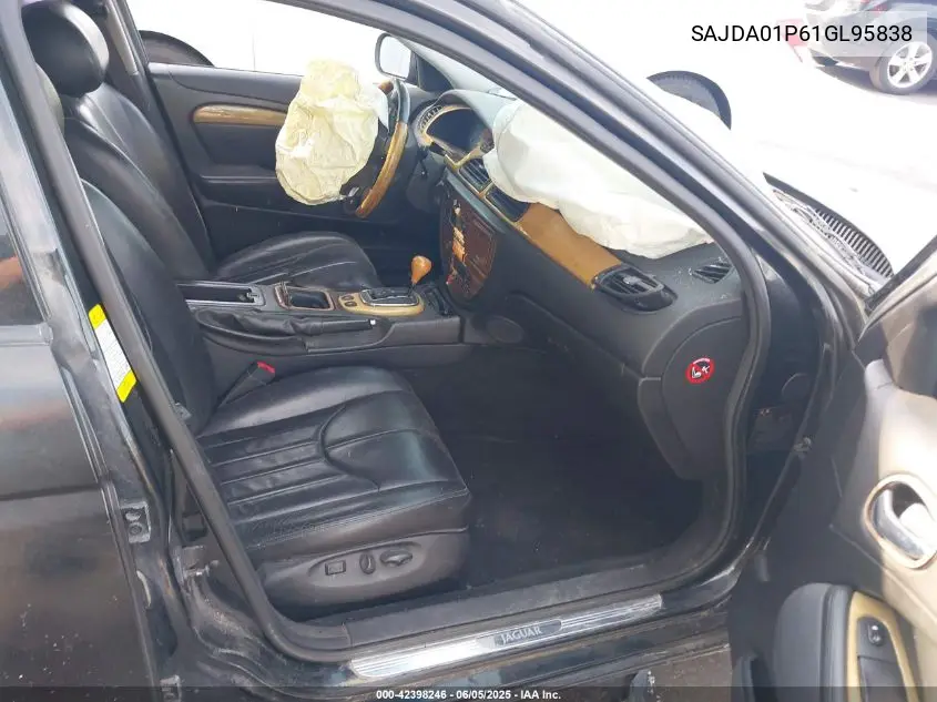 2001 Jaguar S-Type 4.0L V8 VIN: SAJDA01P61GL95838 Lot: 42398246