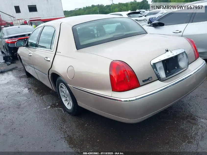 1998 Lincoln Town Car Signature VIN: 1LNFM82W5WY667957 Lot: 42633963