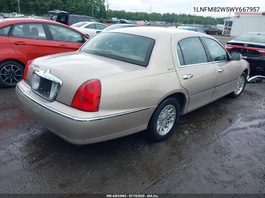 1998 Lincoln Town Car Signature VIN: 1LNFM82W5WY667957 Lot: 42633963