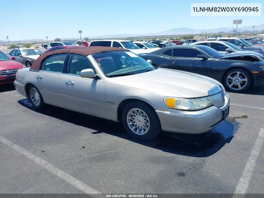1999 Lincoln Town Car Signature VIN: 1LNHM82W0XY690945 Lot: 42632705