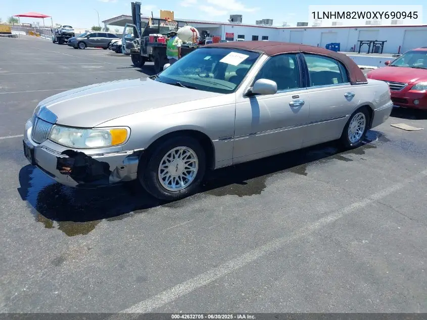 1999 Lincoln Town Car Signature VIN: 1LNHM82W0XY690945 Lot: 42632705