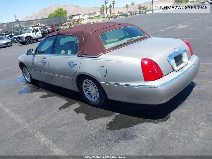 1999 Lincoln Town Car Signature VIN: 1LNHM82W0XY690945 Lot: 42632705