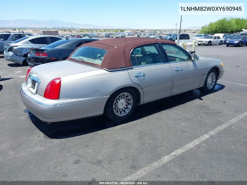1999 Lincoln Town Car Signature VIN: 1LNHM82W0XY690945 Lot: 42632705