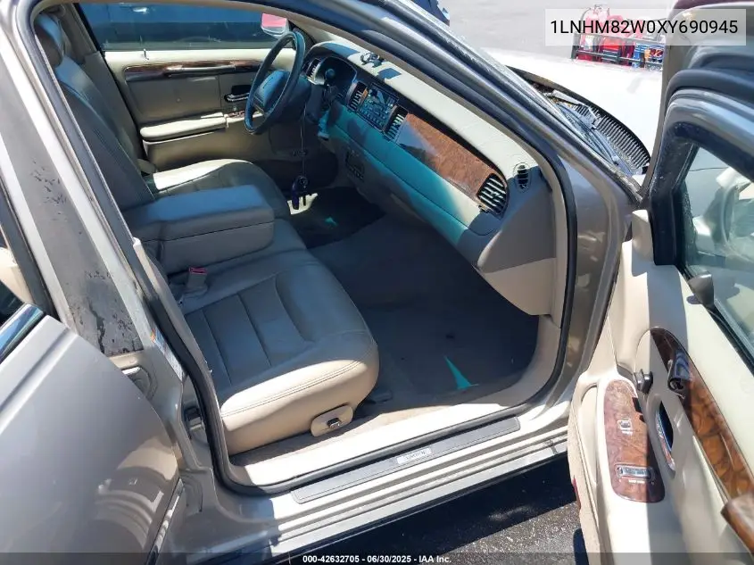 1999 Lincoln Town Car Signature VIN: 1LNHM82W0XY690945 Lot: 42632705