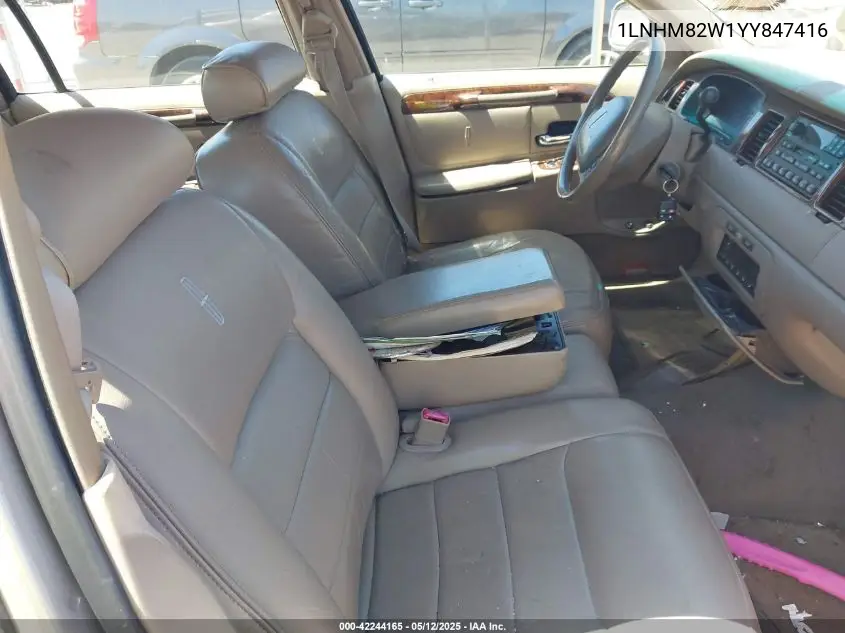 2000 Lincoln Town Car Signature VIN: 1LNHM82W1YY847416 Lot: 42244165