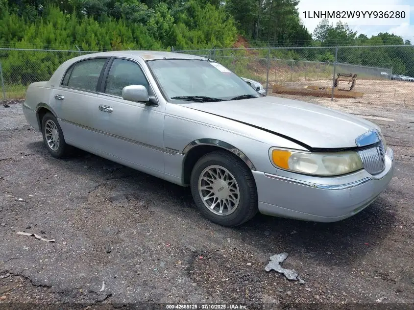 2000 Lincoln Town Car Signature VIN: 1LNHM82W9YY936280 Lot: 42685125