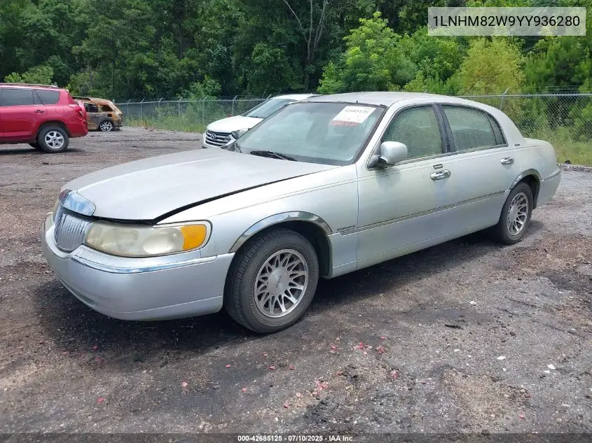 2000 Lincoln Town Car Signature VIN: 1LNHM82W9YY936280 Lot: 42685125
