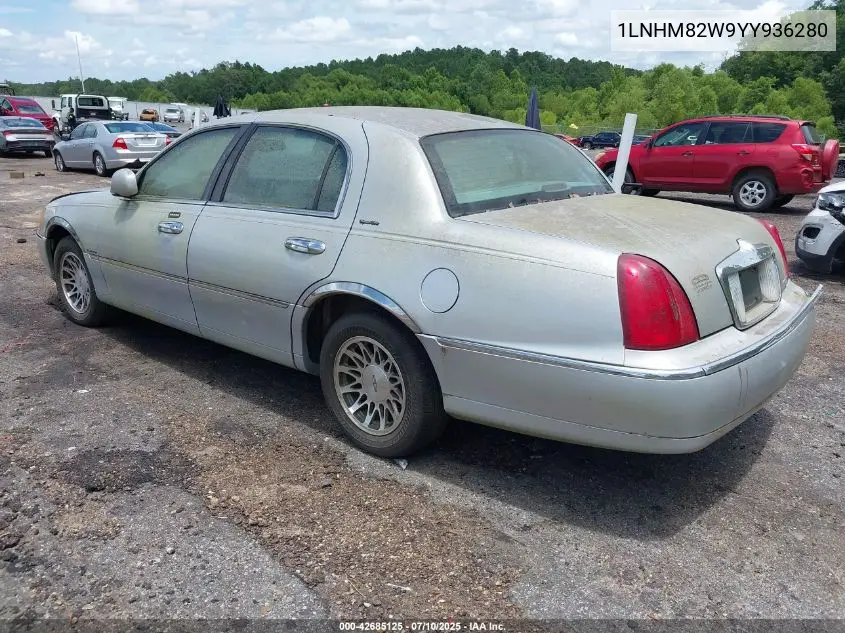 2000 Lincoln Town Car Signature VIN: 1LNHM82W9YY936280 Lot: 42685125