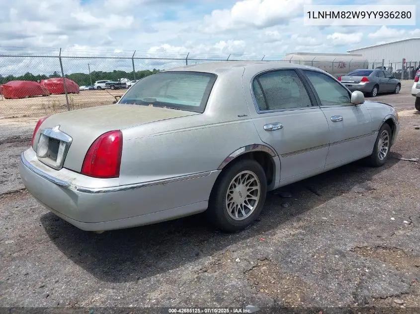 2000 Lincoln Town Car Signature VIN: 1LNHM82W9YY936280 Lot: 42685125