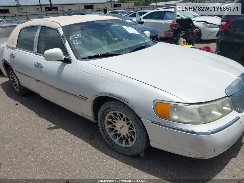 2001 Lincoln Town Car Signature VIN: 1LNHM82W01Y685171 Lot: 42705976