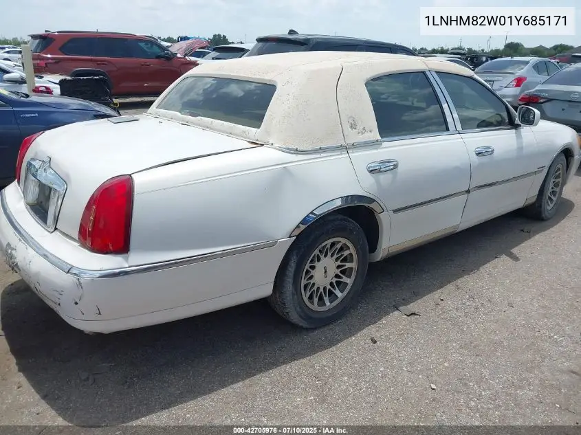 2001 Lincoln Town Car Signature VIN: 1LNHM82W01Y685171 Lot: 42705976