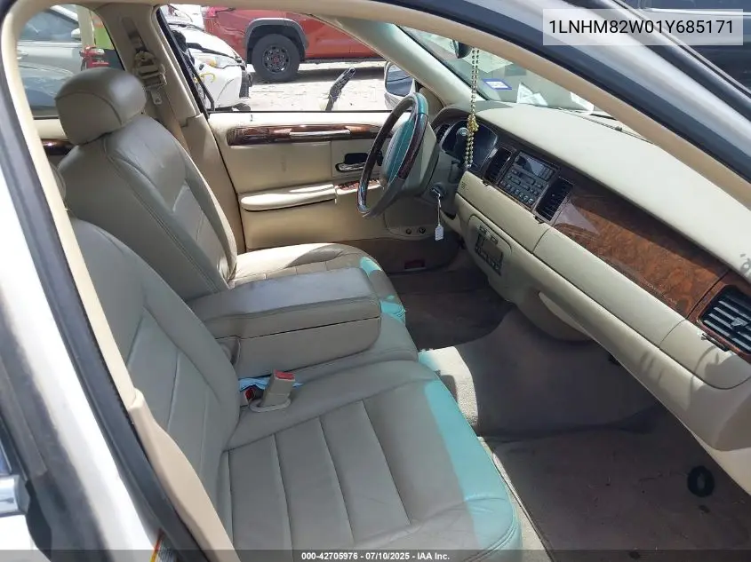 2001 Lincoln Town Car Signature VIN: 1LNHM82W01Y685171 Lot: 42705976