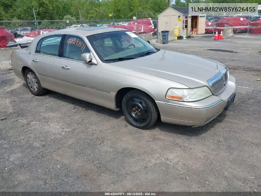 2005 Lincoln Town Car Signature Limited VIN: 1LNHM82W85Y626455 Lot: 42247571