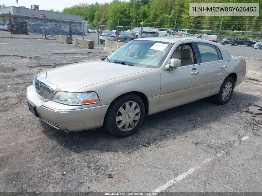 2005 Lincoln Town Car Signature Limited VIN: 1LNHM82W85Y626455 Lot: 42247571