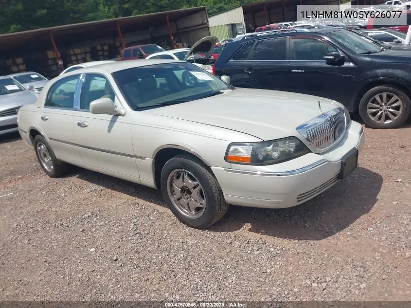 2005 Lincoln Town Car Signature VIN: 1LNHM81W05Y626077 Lot: 42570546