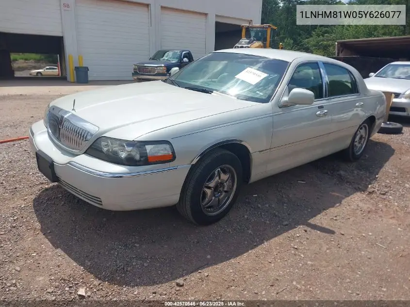 2005 Lincoln Town Car Signature VIN: 1LNHM81W05Y626077 Lot: 42570546