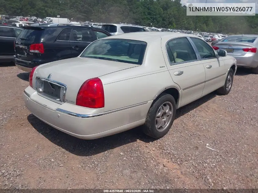 2005 Lincoln Town Car Signature VIN: 1LNHM81W05Y626077 Lot: 42570546